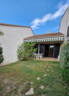 HAMEAU DU RIVAGE maison en Duplex en rez de jardin, residence avec piscine , proche plage, parking privatif